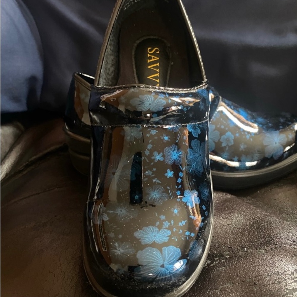 Savvy nursing shoes. Brandy black and blue floral